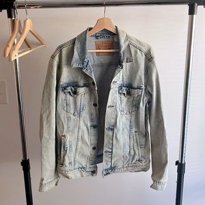 Men’s Levi’s Denim Jacket. Size Large. Like New Condition.